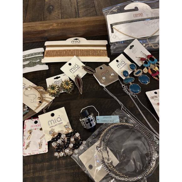 LARGE LOT OF MIXED FASHION AND COSTUME JEWELRY. 18 Different Pieces. 12 Of Each - Picture 3 of 7